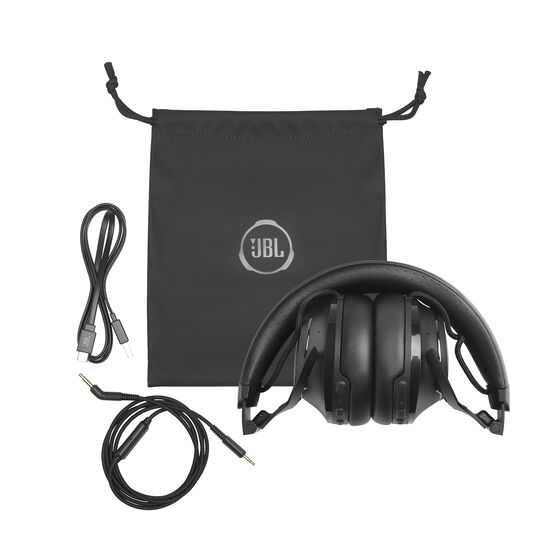 JBL Club 700BT - Black - Wireless on-ear headphones - Detailshot 6 JBL Club 700BT - Black - Wireless on-ear headphones - Detailshot 6